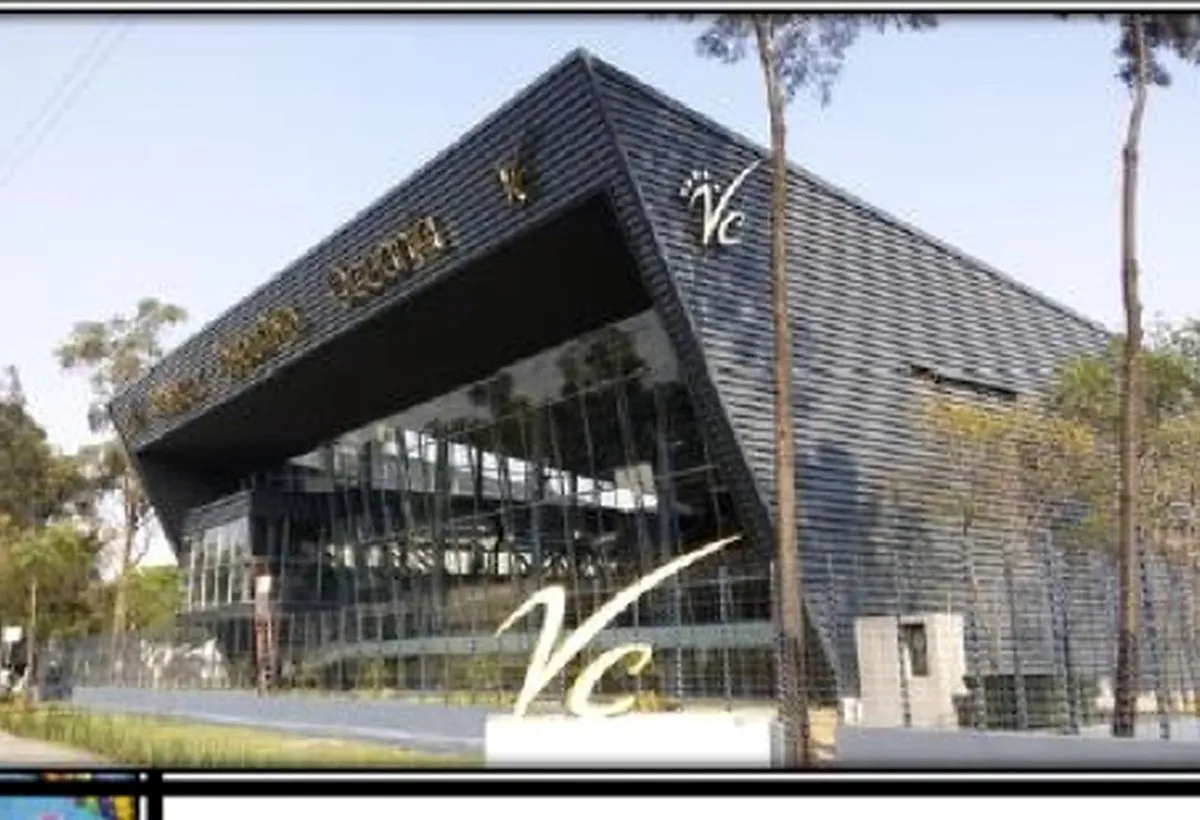 Exterior de la alberca y gimnasio del Deportivo Oceanía
